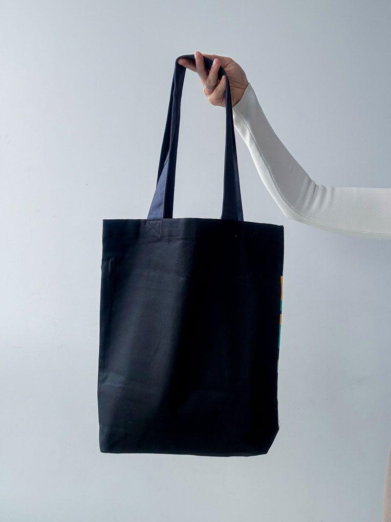 Чорна шопер-сумка з саржі з зовнішньою кишенею - стильна та міцна екосумка для міста і покупок без друку, розмір: 35см х 40см х 7см