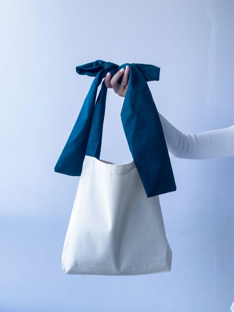 Стильна бежева шопер-сумка з бавовни з бірюзовими стрічками-ручками – модна екосумка з пласким дном без друку розмір: 40см × 35см × 8см