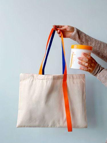 Плотная горизонтальная котоновая сумка с разноцветными удлиненными ручками без печати Размер: 45cм х 35см