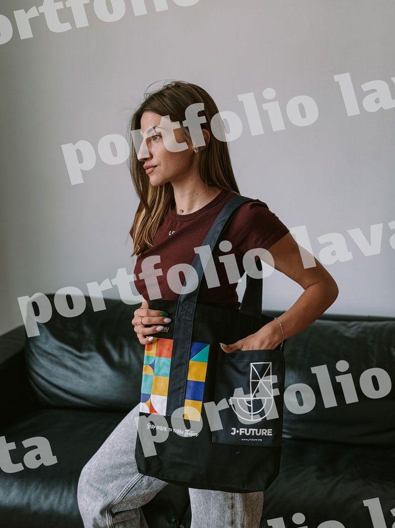 Чорна шопер-сумка з саржі з зовнішньою кишенею - стильна та міцна екосумка для міста і покупок без друку, розмір: 35см х 40см х 7см