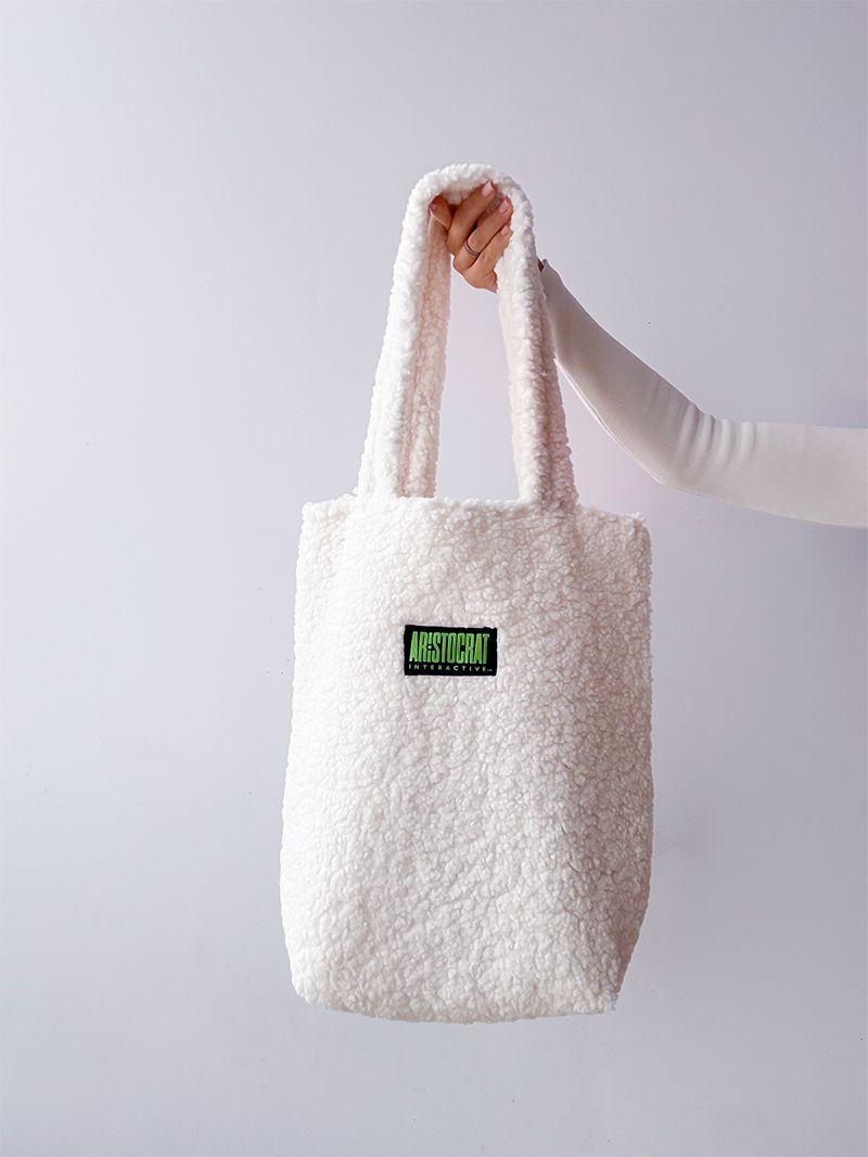 Белый пушистый, мягкий шопер из баранца, без печати, размер: 38см х 42см х 12см