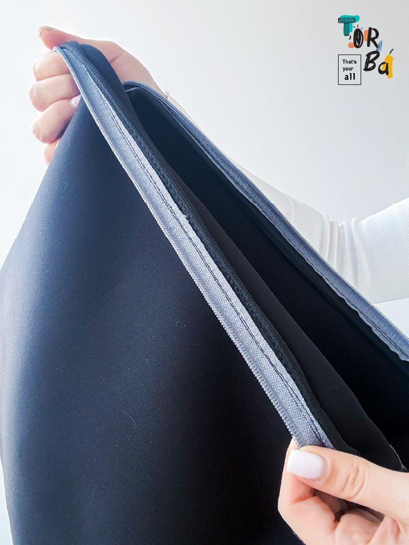 Зручна, приємна на дотик чорна косметична з неопрену, без друку, розмір: 39см х 28см х 3см