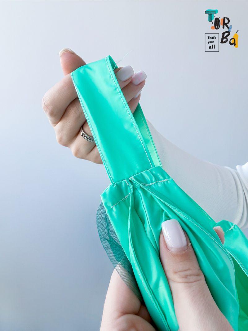 Зеленая сумка из плащевки с прозрачными воланами – легкая и яркая, без печати, размер: 35см х 35см