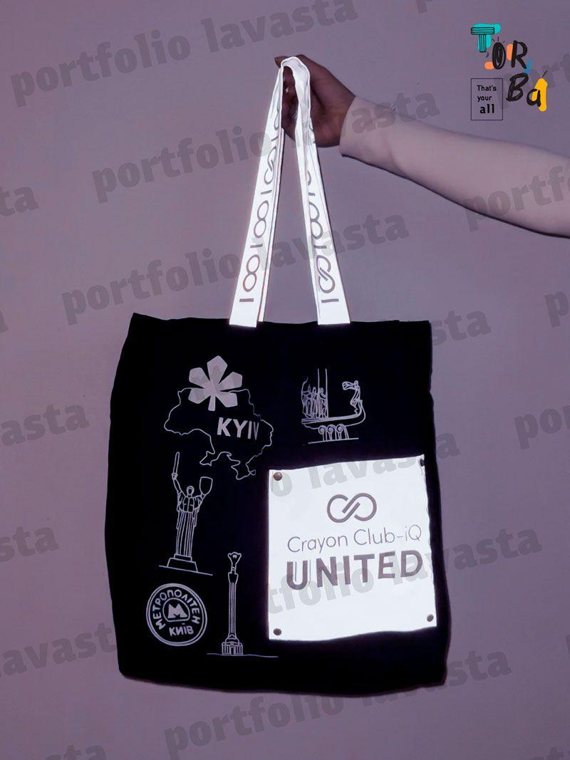 Темног-синяя сумка из саржи с серыми ручками и карманом, с возможностью нанесения собственного принта, прочная и удобная для ежедневного использования, размер 35см × 40см × 18см