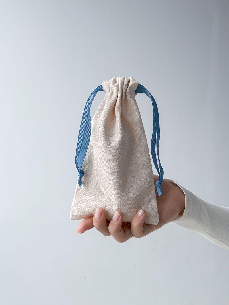 Мішечок із двонитки з синьою репсовою стрічкою-зав’язкою – міцний тканинний пакет для аксесуарів та подарунків без друку розмір: 12см х 20см