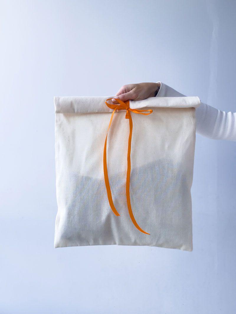 Бежевий бавовняний мішечок з помаранчевою стрічкою-зав’язкою – багаторазовий мішок для зберігання та пакування подарунків без друку розмір: 37см х 55/40см