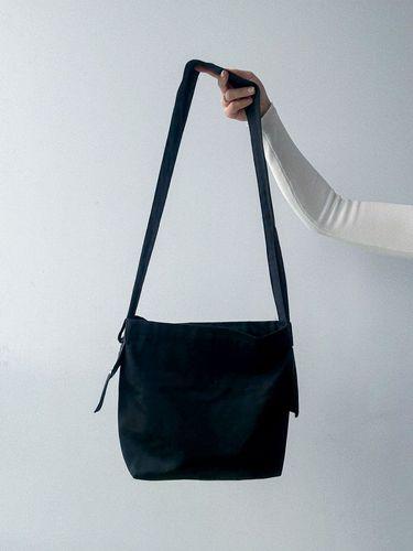 Чорна сумка через плече з саржі - мінімалістична кросбоді екосумка на широкому ремінці без друку, розмір: 36см х 25см х 12см