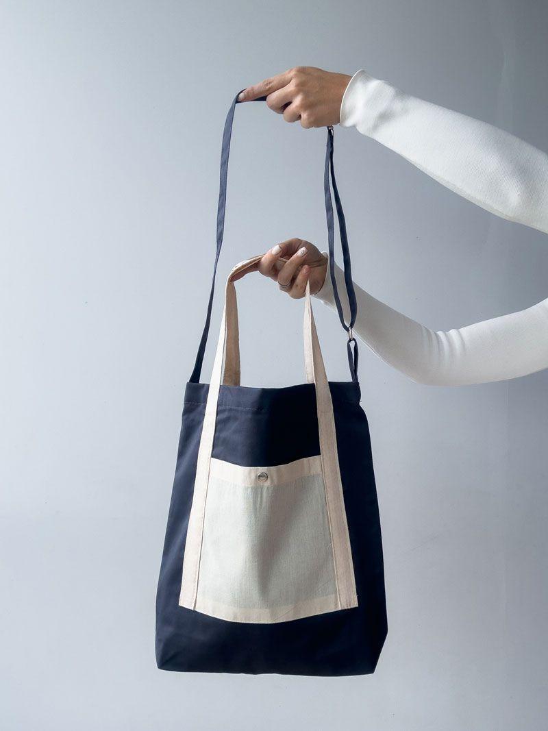 Темно-синя екосумка з довгим регульованим ремінцем і контрастною кишенею - універсальний шопер із бавовни без друку, розмір: 35см х 38см х 7 см