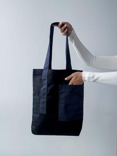 Чорна шопер-сумка з саржі з зовнішньою кишенею - стильна та міцна екосумка для міста і покупок без друку, розмір: 35см х 40см х 7см