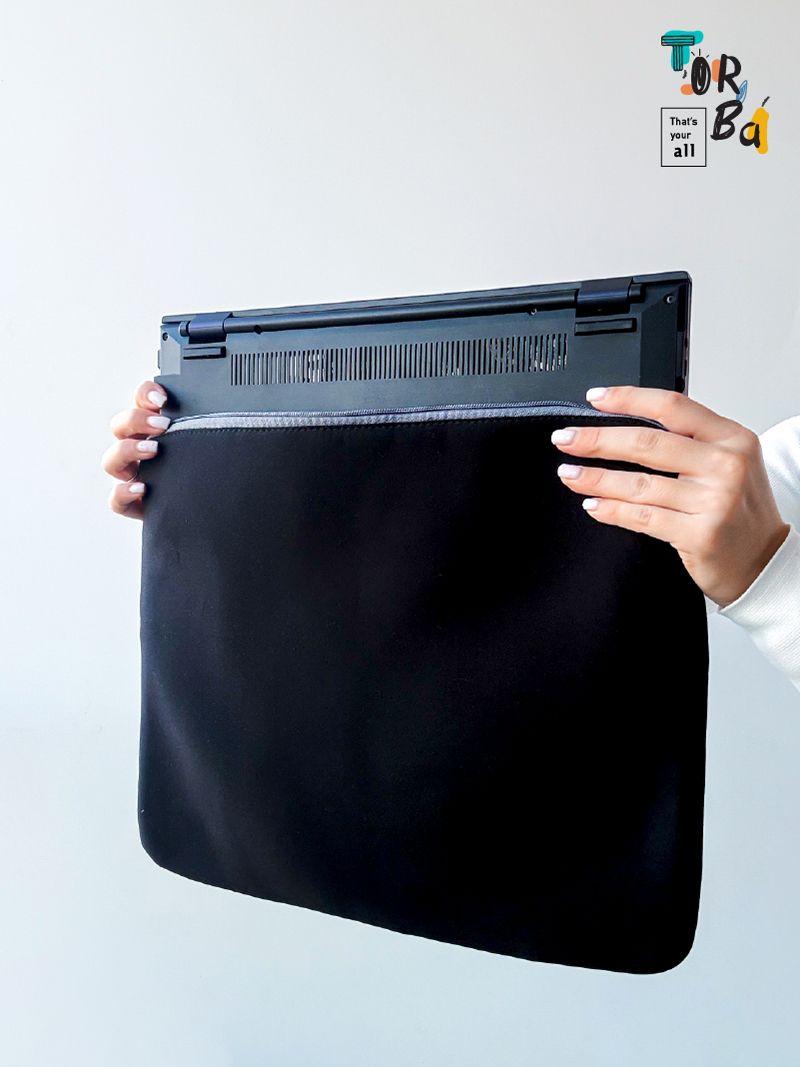 Зручна, приємна на дотик чорна косметична з неопрену, без друку, розмір: 39см х 28см х 3см