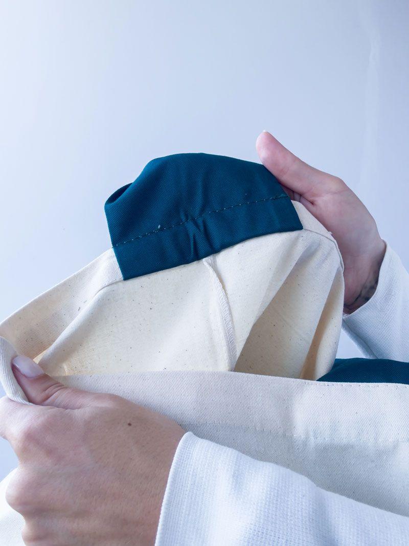 Стильна бежева шопер-сумка з бавовни з бірюзовими стрічками-ручками – модна екосумка з пласким дном без друку розмір: 40см × 35см × 8см