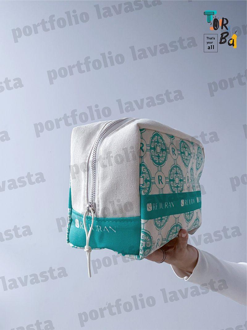 Плотная вместительная косметичка на молнии с цветными акцентными вставками, без печати, размер: 23см х 15см х 12см