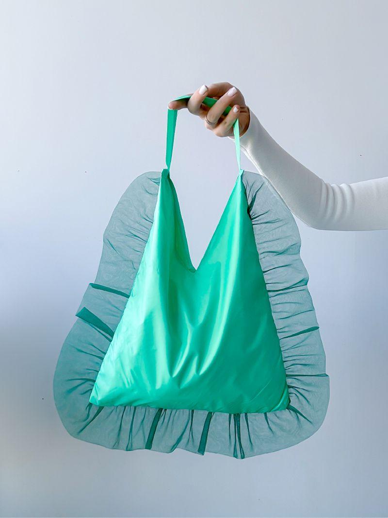 Зеленая сумка из плащевки с прозрачными воланами – легкая и яркая, без печати, размер: 35см х 35см