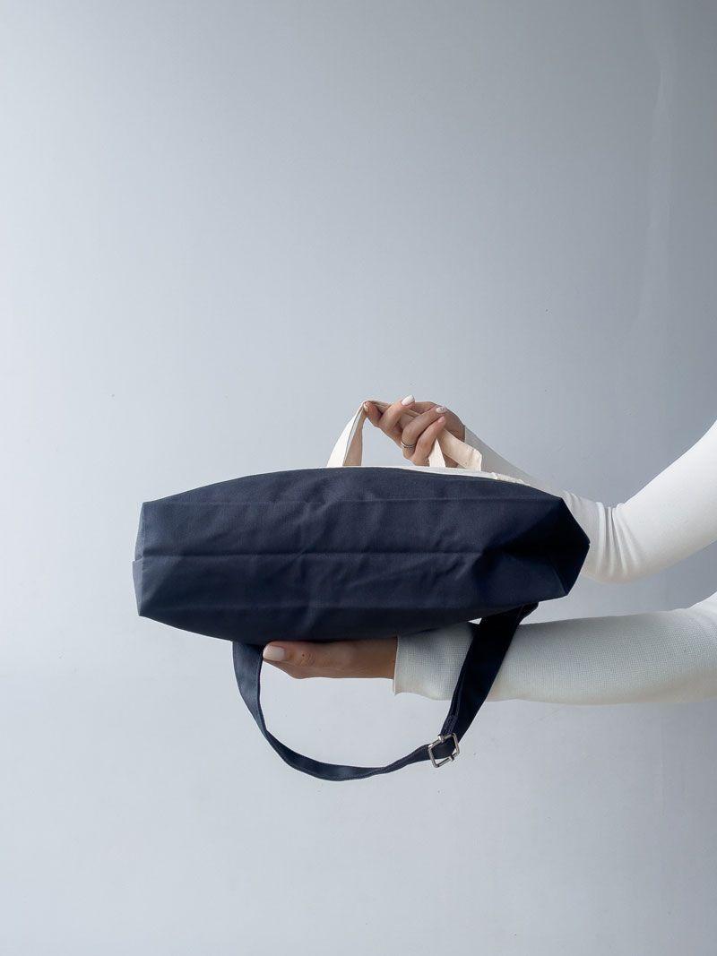 Темно-синя екосумка з довгим регульованим ремінцем і контрастною кишенею - універсальний шопер із бавовни без друку, розмір: 35см х 38см х 7 см