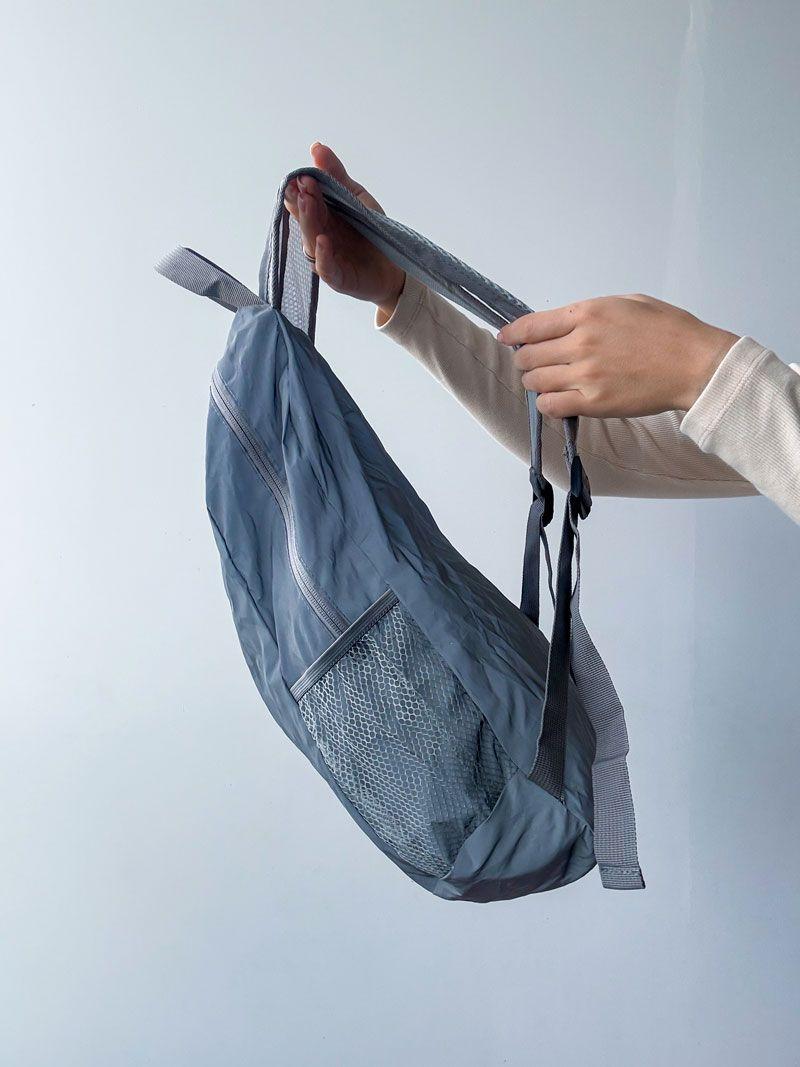 Рюкзак із світловідбивної плащівки, об’єм 30 літрів. Оснащений зовнішньою сітчастою кишенею та регульованими лямками без друку