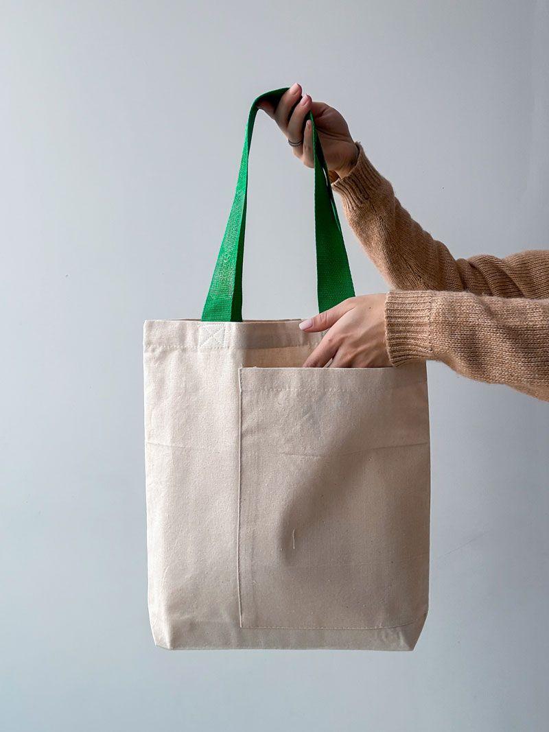 Еко-сумка з кишенею та зеленими ручками - багаторазовий шопер з натуральної тканини для покупок і щоденного використання, без друку, розмір: 35см х 38см х 7см