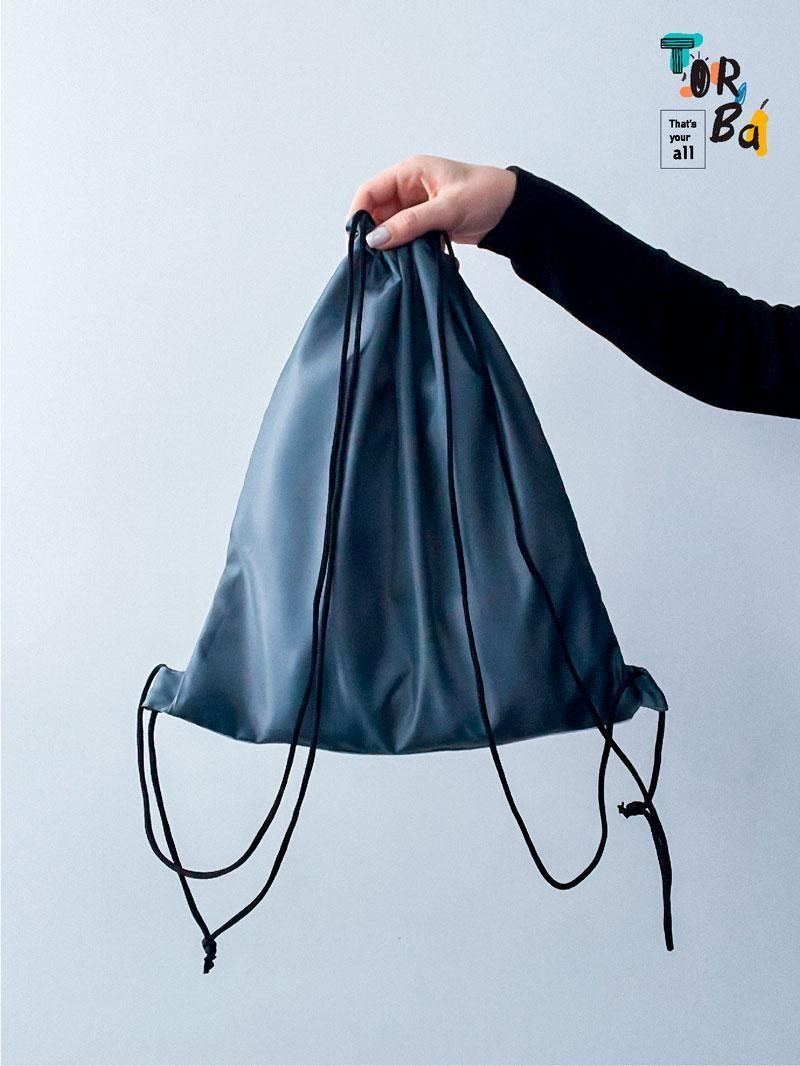 Рюкзачок из нейлона серый со светоотражающей лентой без печати Размер: 35cм х 40см