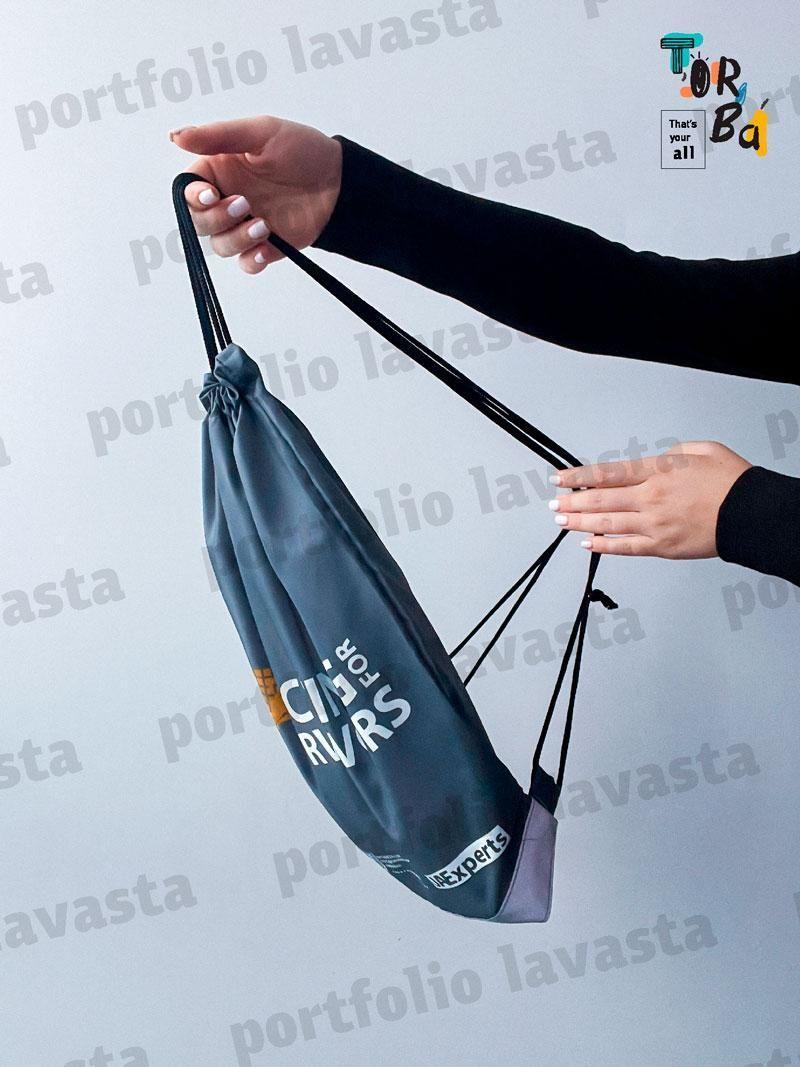 Рюкзачок из нейлона серый со светоотражающей лентой без печати Размер: 35cм х 40см