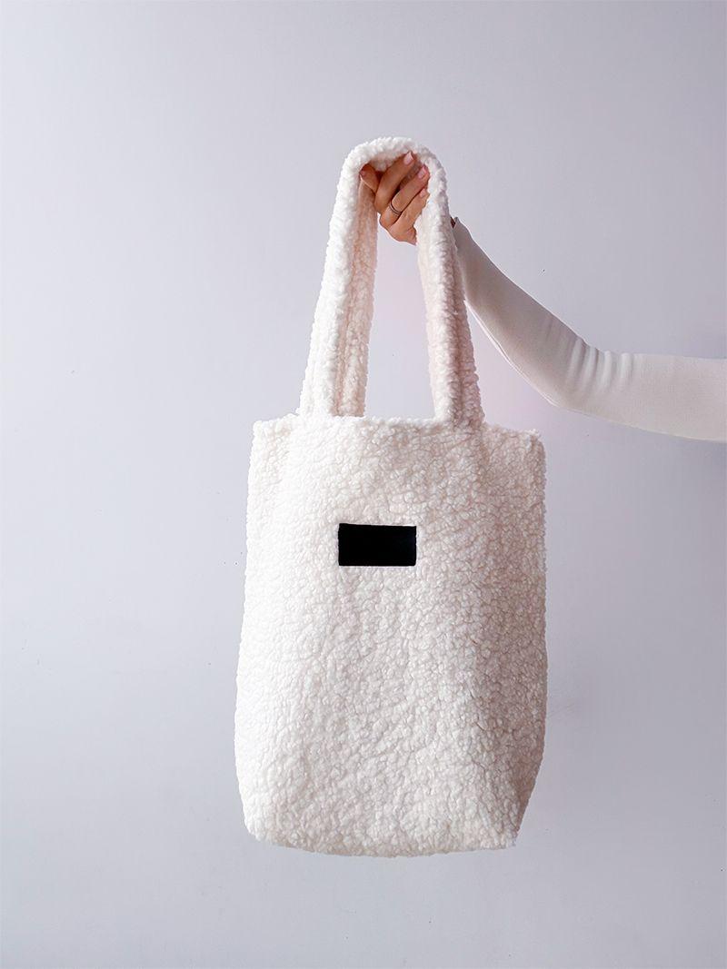 Белый пушистый, мягкий шопер из баранца, без печати, размер: 38см х 42см х 12см