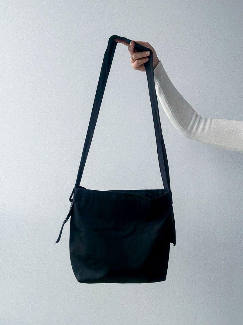 Чорна сумка через плече з саржі - мінімалістична кросбоді екосумка на широкому ремінці без друку, розмір: 36см х 25см х 12см