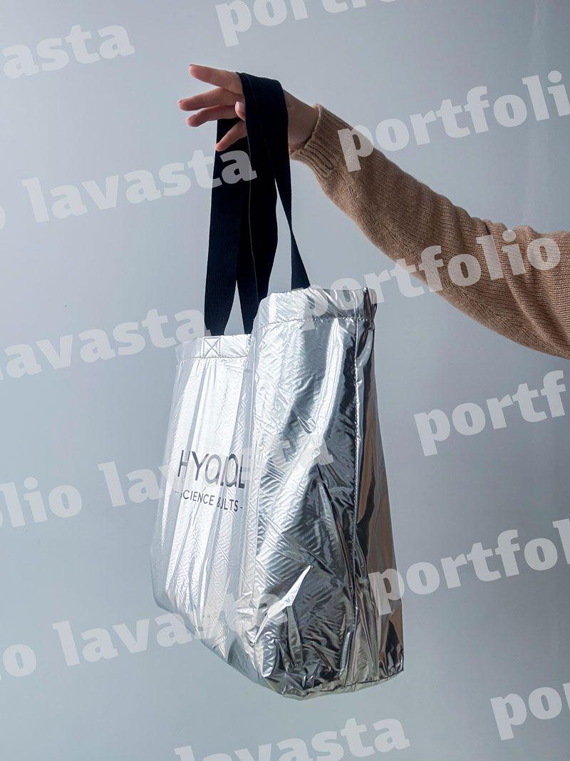 Срібляста еко-сумка з блискучого матеріалу - стильний шопер з чорними ручками для покупок і міських образів, без друку, розмір: 50cм х 35см х 15см