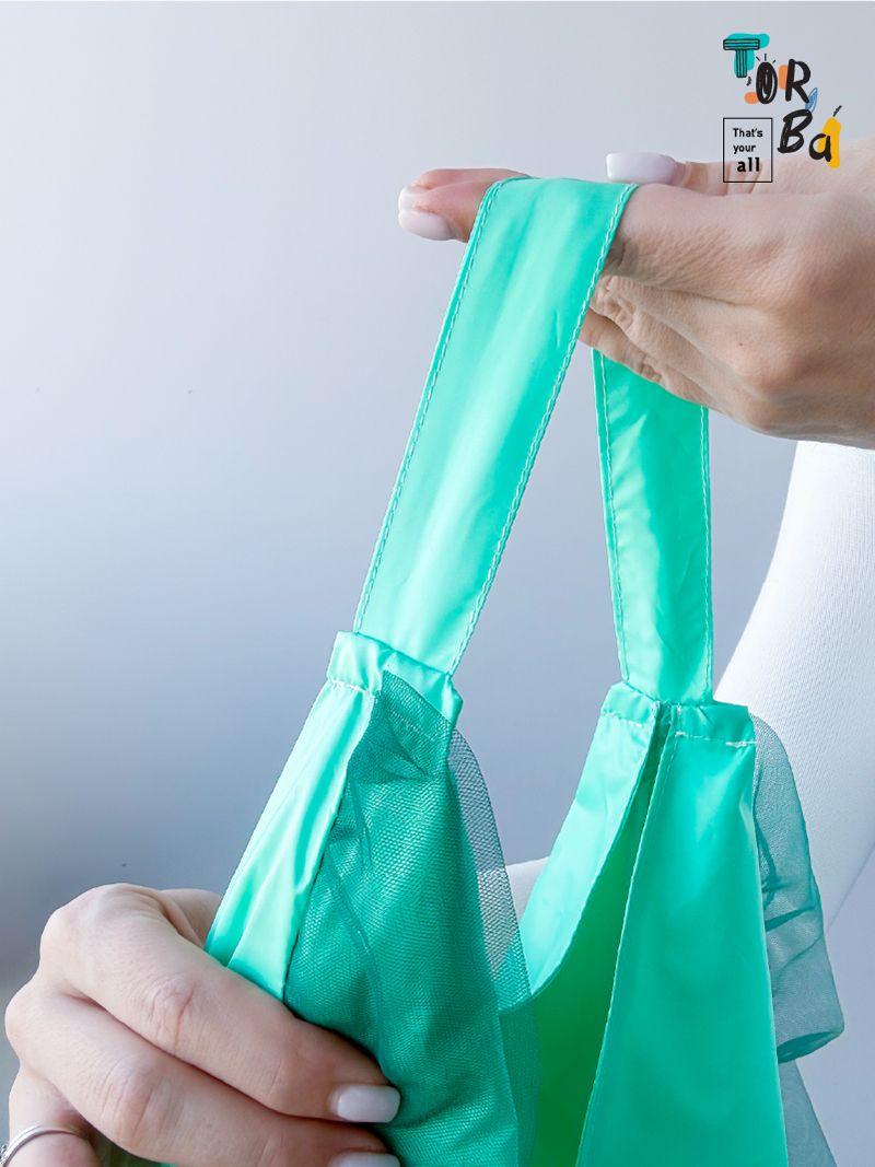 Зеленая сумка из плащевки с прозрачными воланами – легкая и яркая, без печати, размер: 35см х 35см