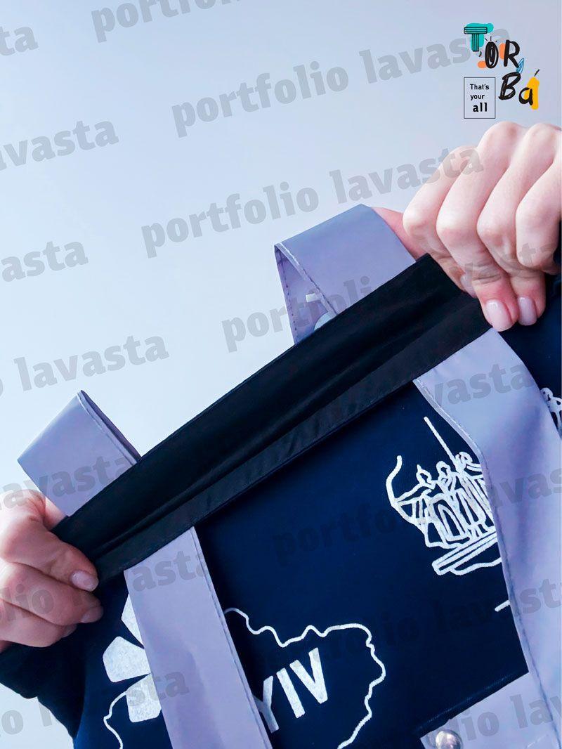 Темног-синяя сумка из саржи с серыми ручками и карманом, с возможностью нанесения собственного принта, прочная и удобная для ежедневного использования, размер 35см × 40см × 18см