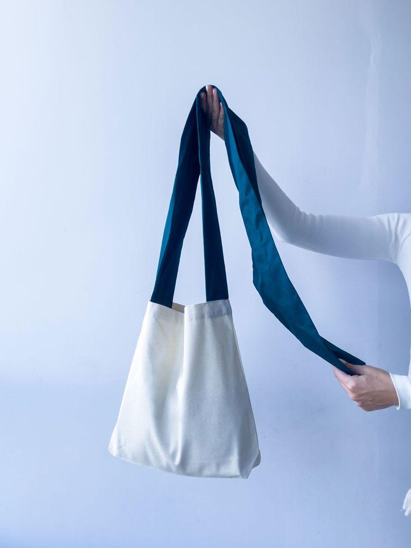 Стильна бежева шопер-сумка з бавовни з бірюзовими стрічками-ручками – модна екосумка з пласким дном без друку розмір: 40см × 35см × 8см