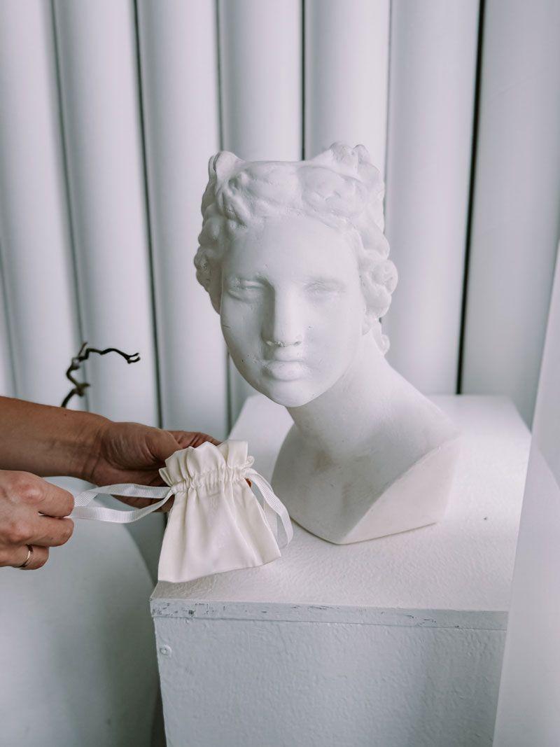 Білий шовковий мішечок з репсовою стрічкою-зав’язкою – елегантна упаковка для подарунків та прикрас без друку розмір: 10см х 10см