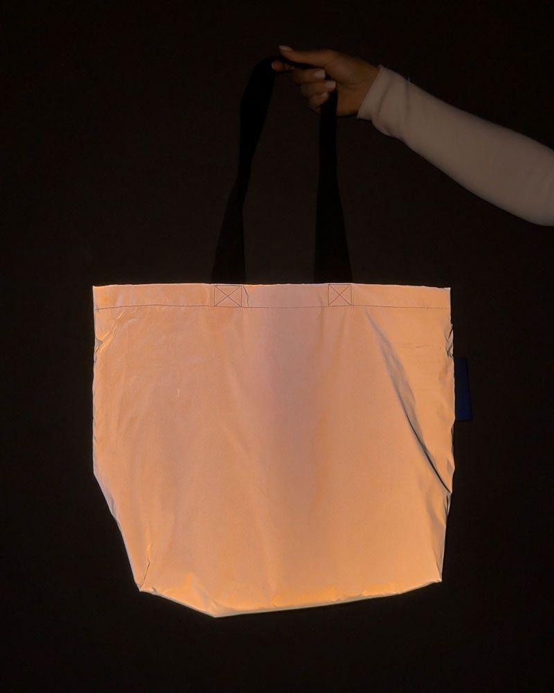 Шопер зі світловідбивної плащівки з чорними ручками — стильна рефлективна сумка для покупок та щоденного використання без друку розмір: 47см х 35см х 12см