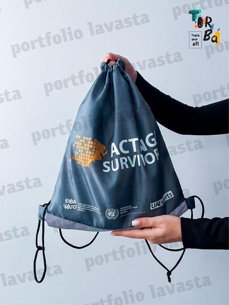 Рюкзачок из нейлона серый со светоотражающей лентой без печати Размер: 35cм х 40см