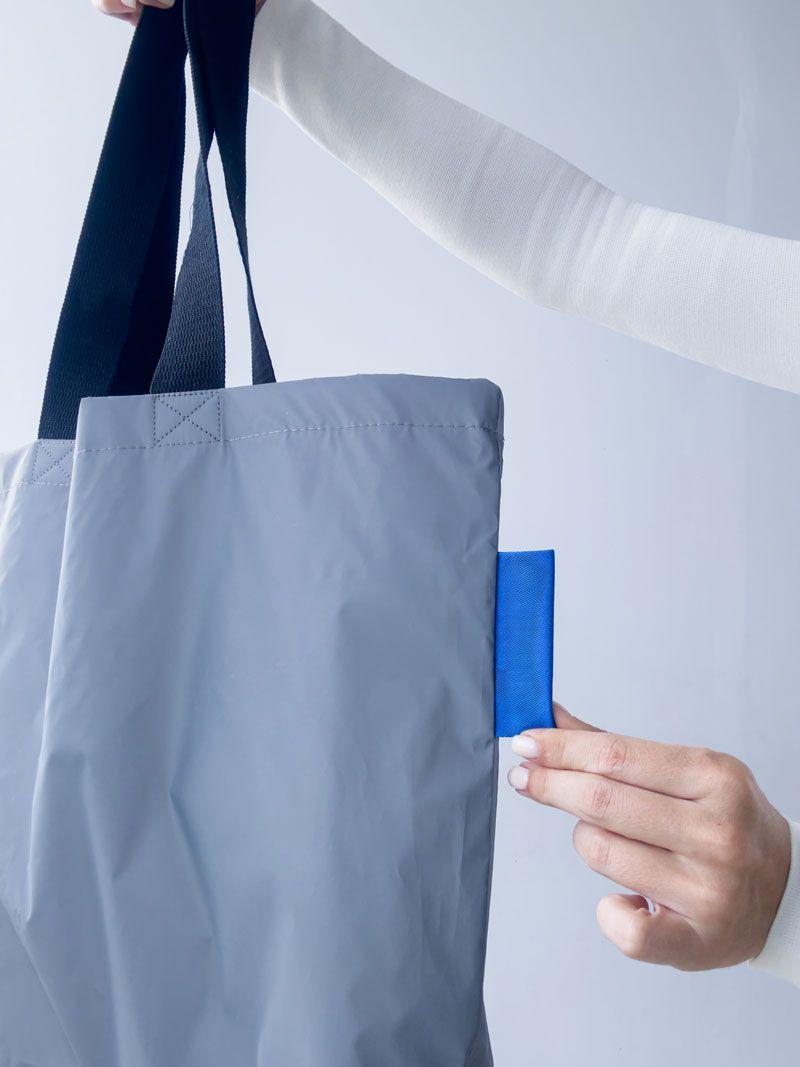 Шопер зі світловідбивної плащівки з чорними ручками — стильна рефлективна сумка для покупок та щоденного використання без друку розмір: 47см х 35см х 12см