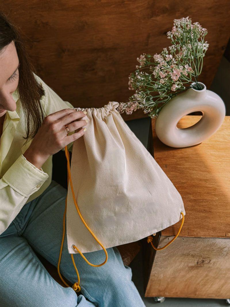 Бежевий рюкзак-мішок із саржі з помаранчевими шнурками – багаторазовий тканинний рюкзак для спорту та повсякденного використання  без друку розмір: 35см х 40см