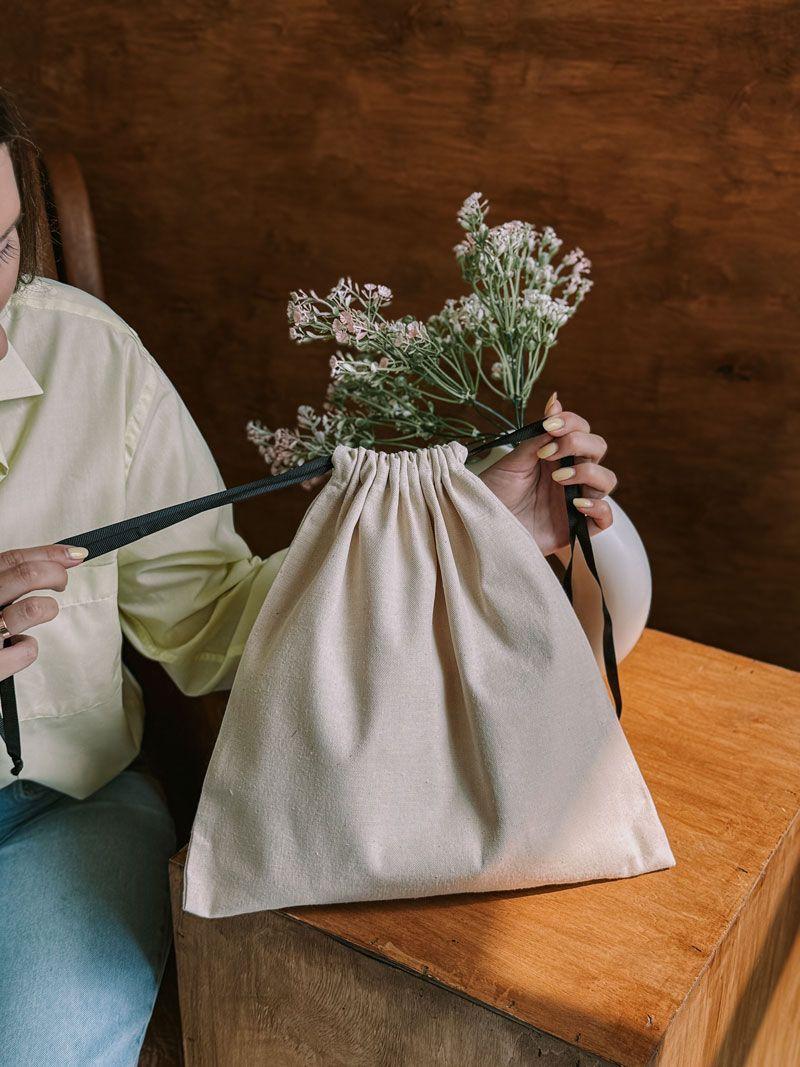 Бежевий мішечок з двунитки з чорною стрічкою-зав’язкою – багаторазовий мішок для зберігання та пакування подарунків без друку розмір: 35см х 35см