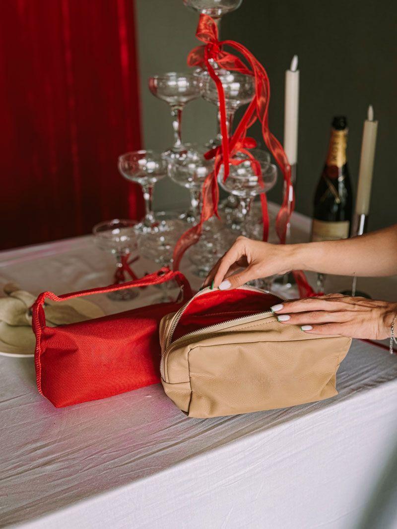 Косметичка з екошкіри з червоною підкладкою та блискавкою - стильний і місткий аксесуар для зберігання косметики без друку розмір: 21см х 11см х 11см