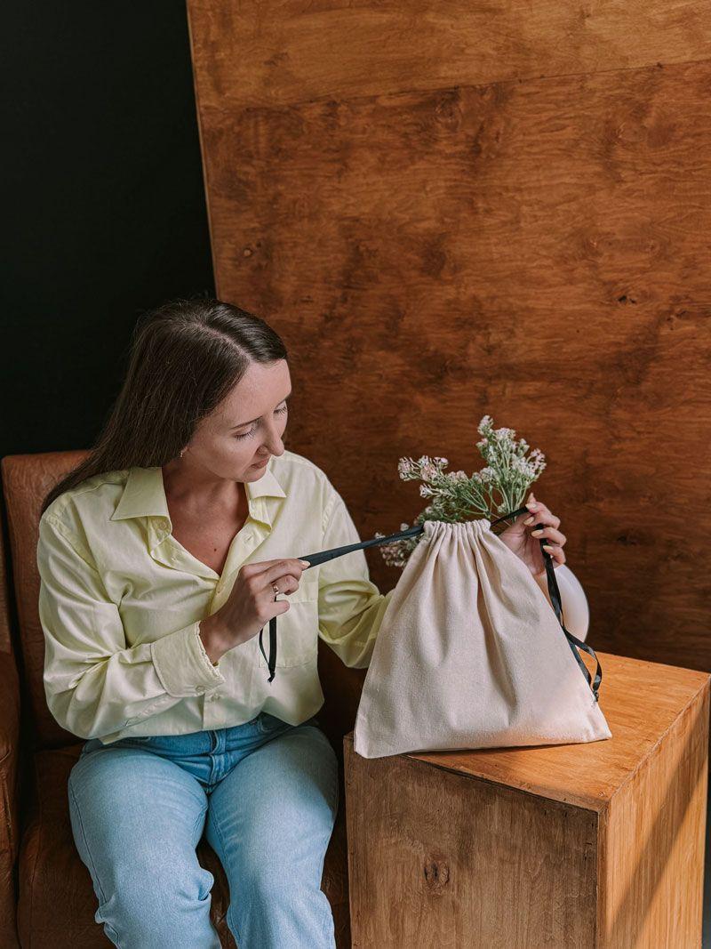 Бежевий мішечок з двунитки з чорною стрічкою-зав’язкою – багаторазовий мішок для зберігання та пакування подарунків без друку розмір: 35см х 35см