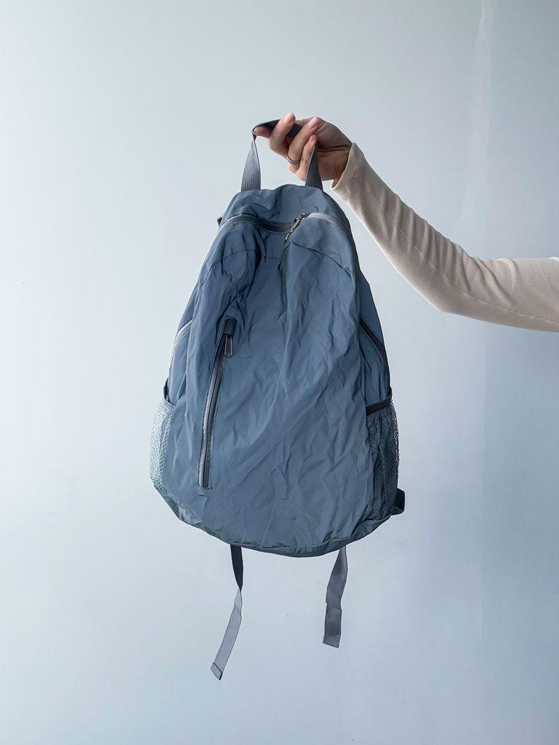 Рюкзак із світловідбивної плащівки, об’єм 30 літрів. Оснащений зовнішньою сітчастою кишенею та регульованими лямками без друку