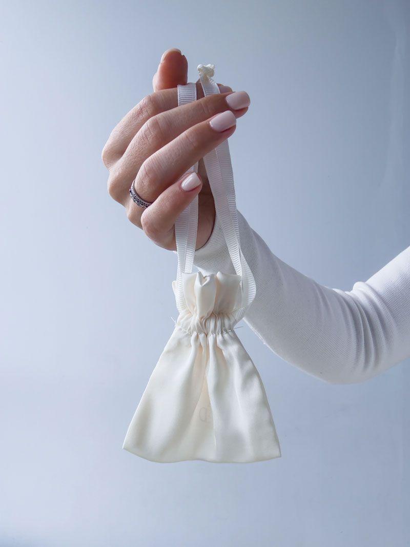 Білий шовковий мішечок з репсовою стрічкою-зав’язкою – елегантна упаковка для подарунків та прикрас без друку розмір: 10см х 10см