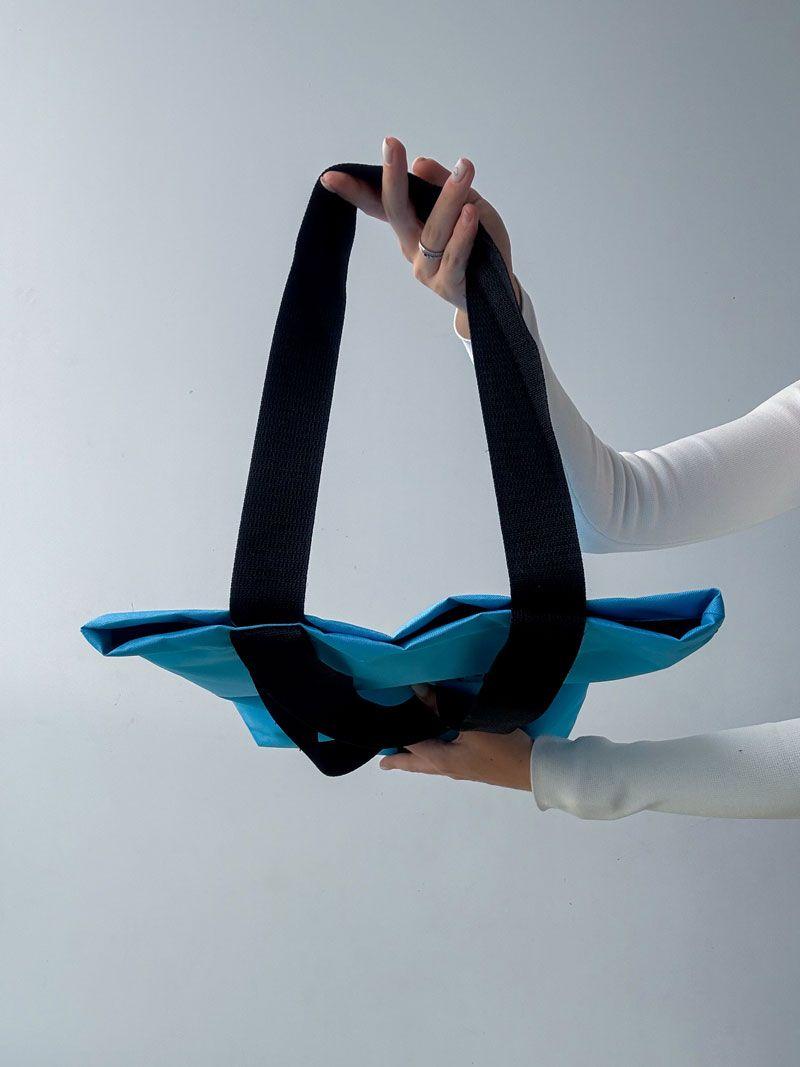 Блакитний шопер із водовідштовхувальної плащівки з чорними ручками та кнопками - легка й міцна сумка для міста та покупок без друку, розмір: 36см х 42см х 7см