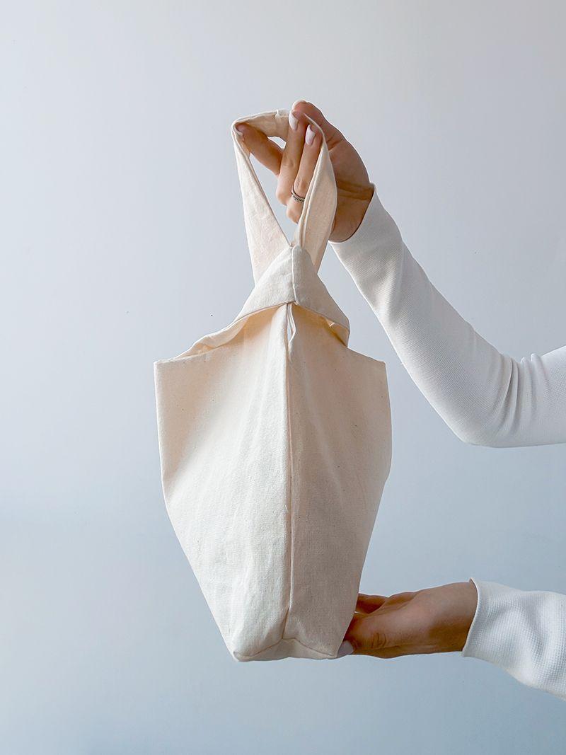 Бежева сумка з натуральної саржі з ручками різної довжини — одна ручка протягується в іншу, утворюючи зручний мішечок для покупок, без друку, розмір: 30см х 30см х 7см