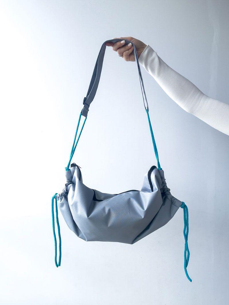 Світло-сіра сумка-кросбоді з плащівки із затяжками та блискавкою - легка водовідштовхувальна сумка на плече без друку, розмір: 50см х 25см