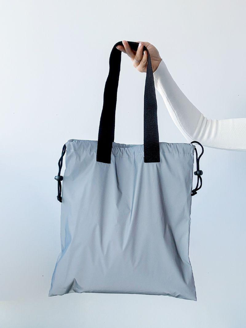 Сумка-мешок на затяжках из серой плащевки и крепкими черными ручками для покупок, без печати, размер: 40см х 42см