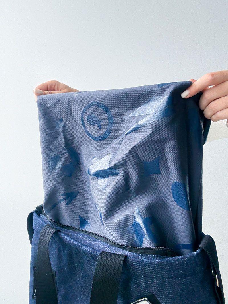 Тёмно-синяя джинсовая сумка с декоративными патчами и внутренними карманами - прочая шоппер-сумка для повседневного использования без печати размер: 45см х 38см х 15см