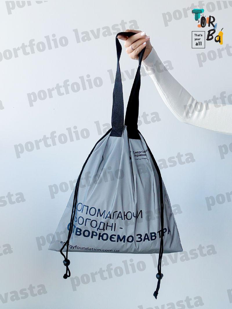 Сумка-мешок на затяжках из серой плащевки и крепкими черными ручками для покупок, без печати, размер: 40см х 42см