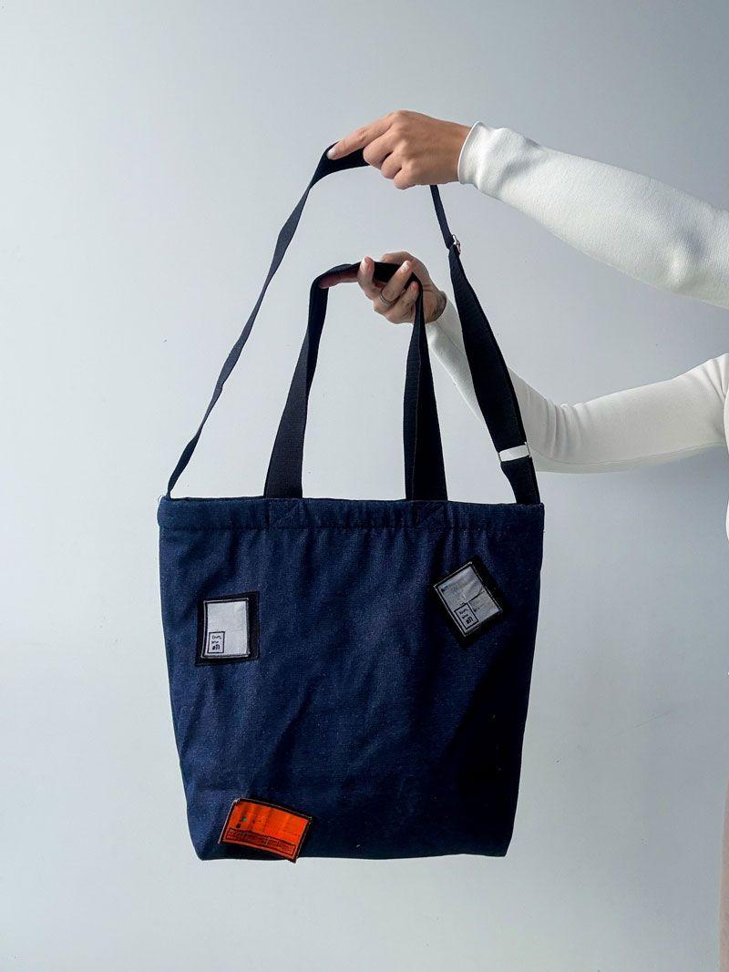 Тёмно-синяя джинсовая сумка с декоративными патчами и внутренними карманами - прочая шоппер-сумка для повседневного использования без печати размер: 45см х 38см х 15см