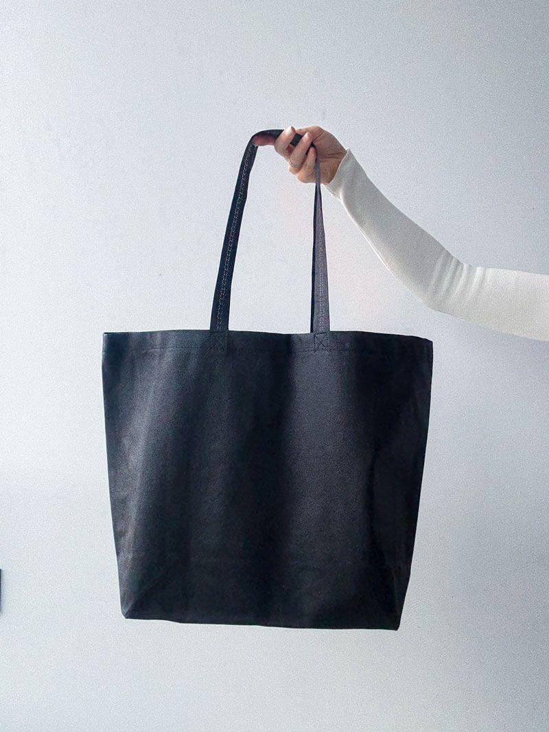 Чёрная сумка-шоппер из спанбонда – лёгкая экосумка для покупок и промо-акций без печати размер: 50/47см × 37см × 15см