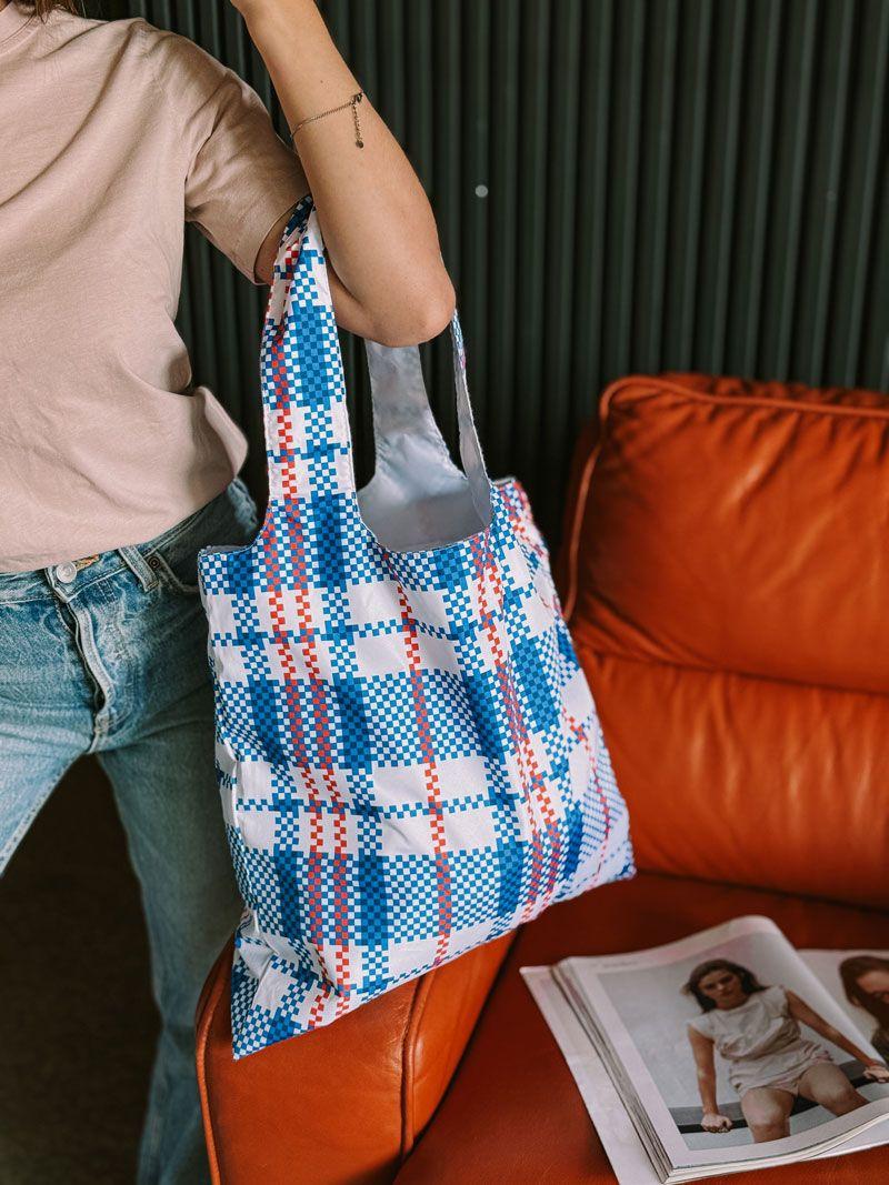Сумка-пакет із плащівки в клітинку з широкою ручкою - легка складна еко-сумка для покупок, прогулянок та щоденного використання без друку розмір: 45см × 71см