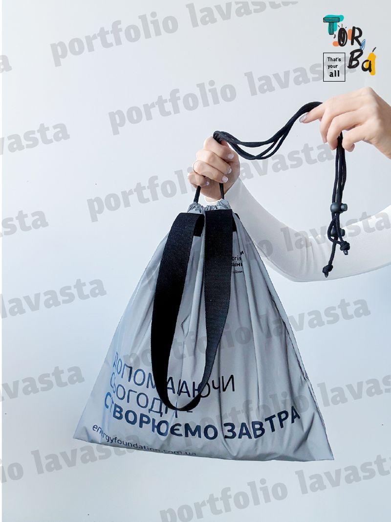 Сумка-мешок на затяжках из серой плащевки и крепкими черными ручками для покупок, без печати, размер: 40см х 42см