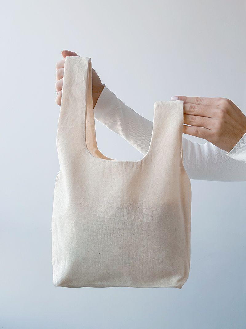 Бежева сумка з натуральної саржі з ручками різної довжини — одна ручка протягується в іншу, утворюючи зручний мішечок для покупок, без друку, розмір: 30см х 30см х 7см