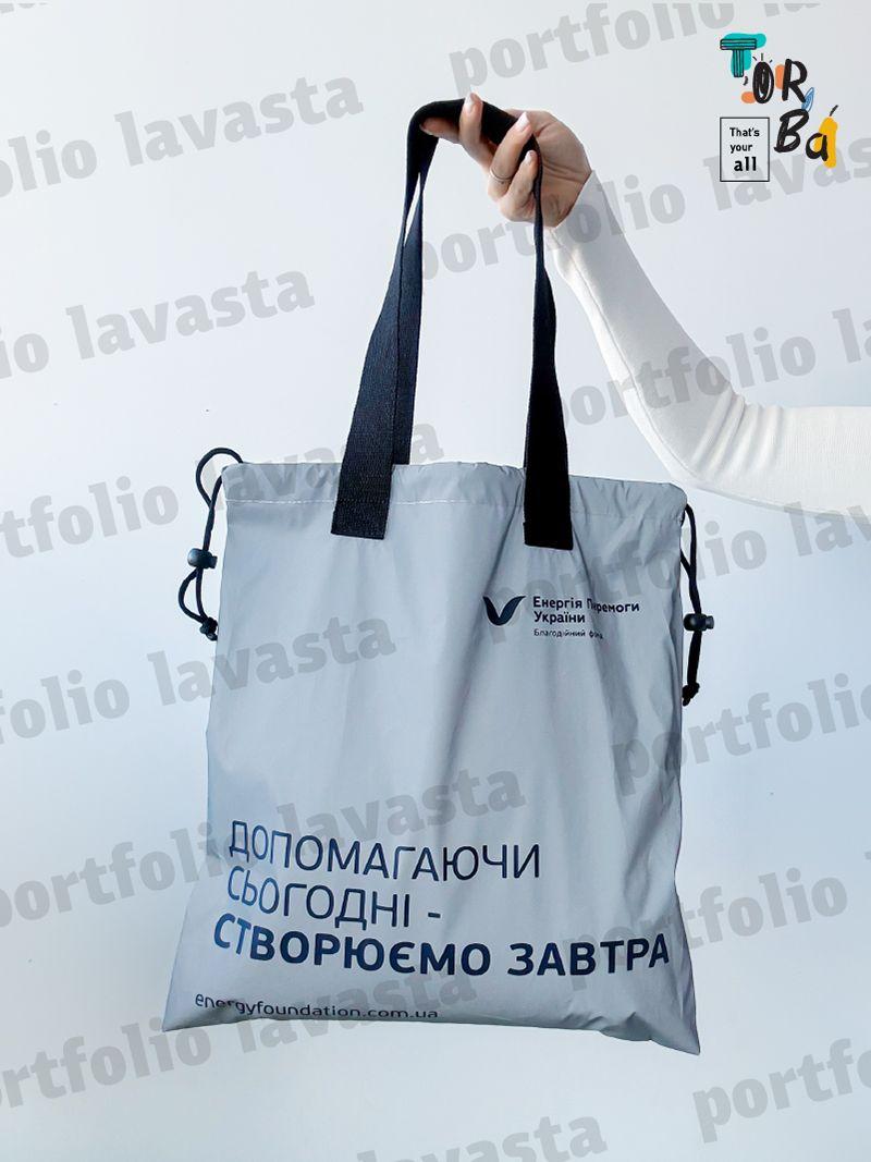 Сумка-мешок на затяжках из серой плащевки и крепкими черными ручками для покупок, без печати, размер: 40см х 42см